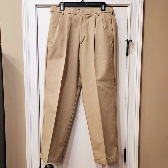 NWOT Dockers 32 x 30 Khaki Pants Pleated Relaxed Fit - Picture 3 of 7
